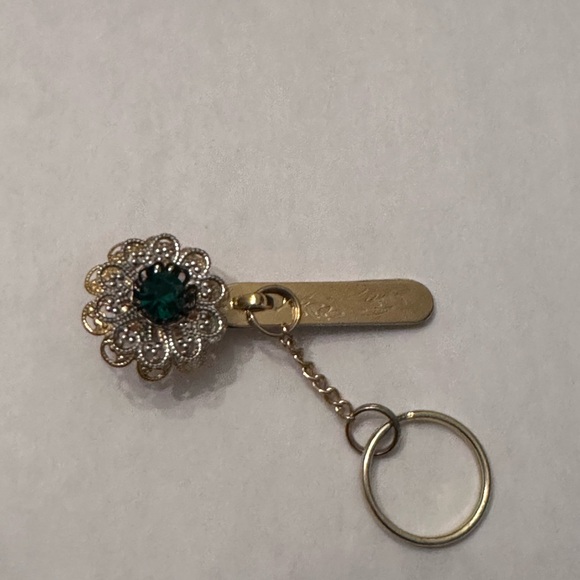 Vintage 50s gold plate green crystal rhinestone King's Key finder - Picture 3 of 6